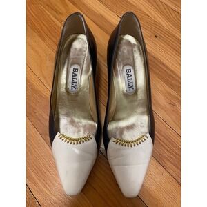 Vintage Bally Pumps 7.5 Navy White Leather Pumps Gold Chain Italy GUC